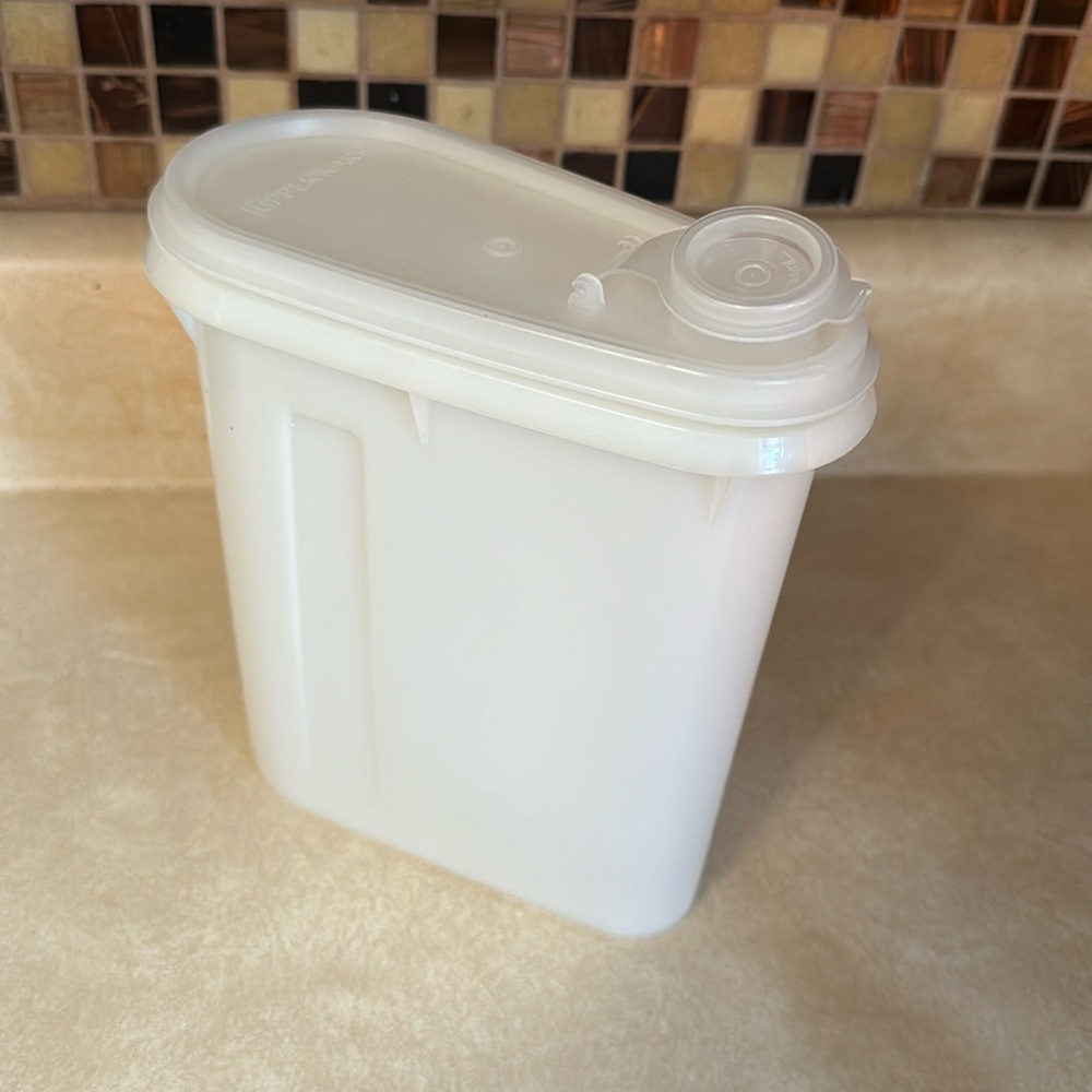 Tupperware container‎ with lid